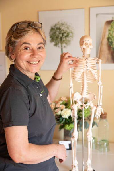 Béatrice Schilli bei der Therapiearbeit